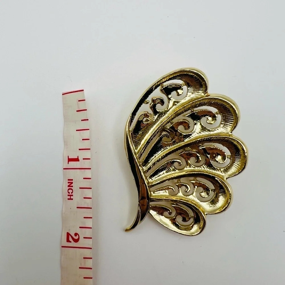 Vintage Gold Tone Filigree Leaf Brooch Pin Elegant Openwork Design